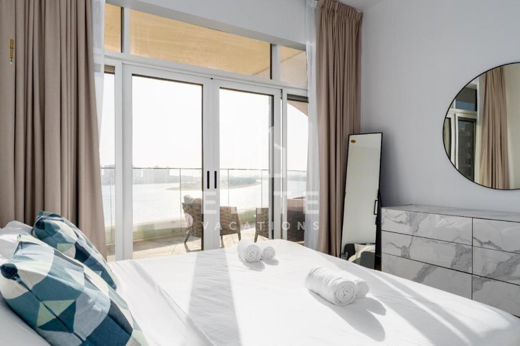 Stunning 1 Bedroom With Sea Views And Access Apartment Dubai